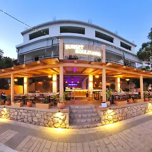 Sunset Boulevard Qeparo